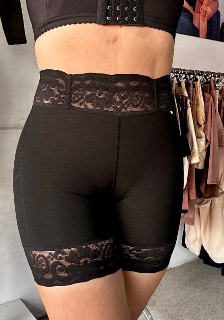 FAJA SHORT LEVANTA COLA SITI