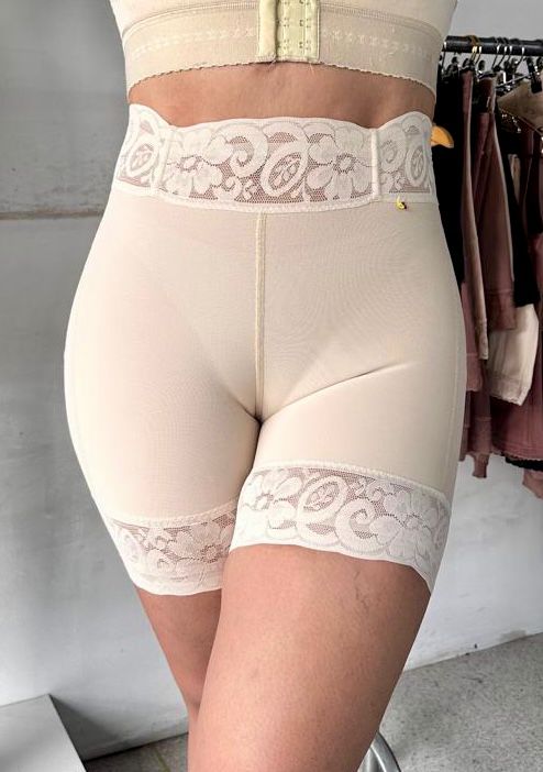FAJA SHORT LEVANTA COLA SITI